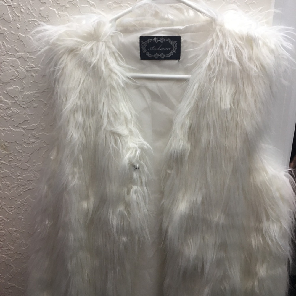 White fur vest that can fit many sizes